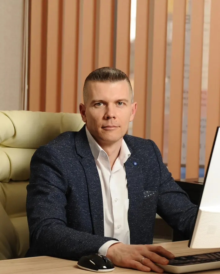 Адвокат Игорь Усов за рабочим столом, Краснодар